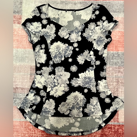 Women’s top - Picture 1 of 2